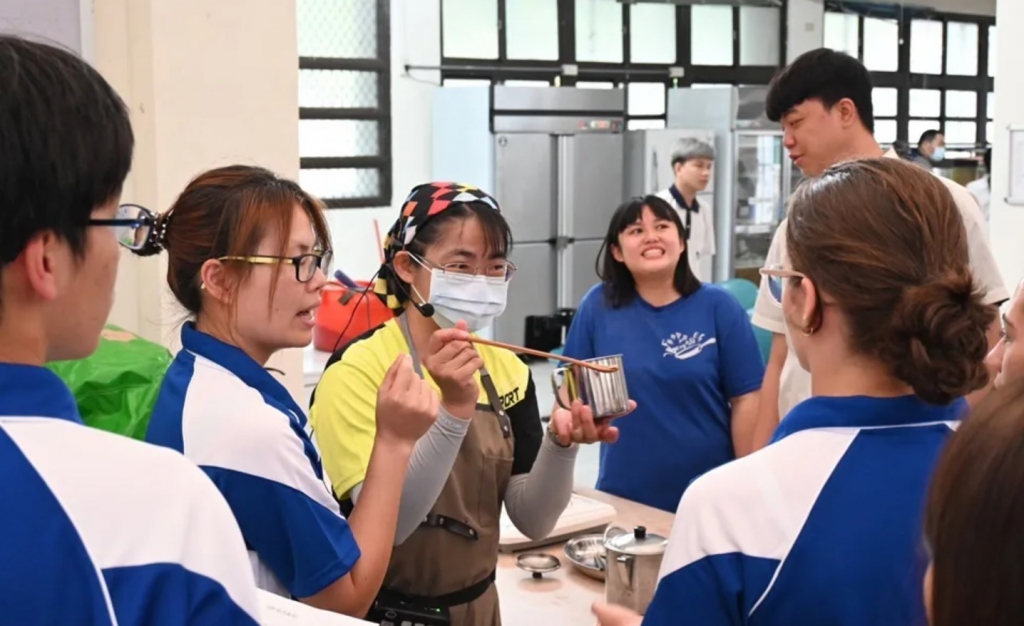 紐西蘭以琳基督教學院辦理臺東文化之旅,最後一站到成功商水體驗當地漁業文化。