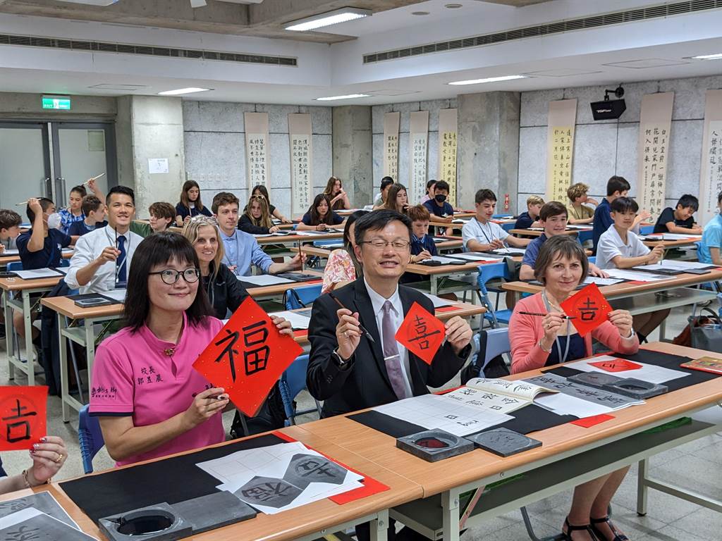 新北市桃子腳國中小經過數月的線上溝通與交流，接待美國矽谷國際學校60位師生入校入班共學4天，這也是新北市史上最多學伴來台交流的一次。（教育局提供）