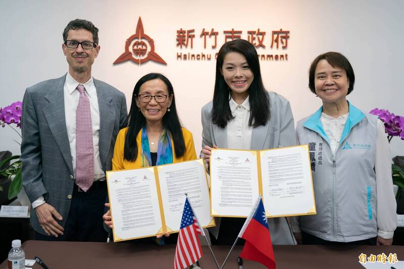 新竹市長高虹安(右二)與美國加州峽谷大學簽署國際線上學分課程合作備忘錄。(記者蔡彰盛攝)