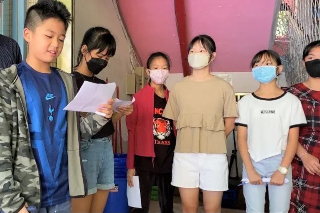志清學生向泰國教育團介紹幼兒園
