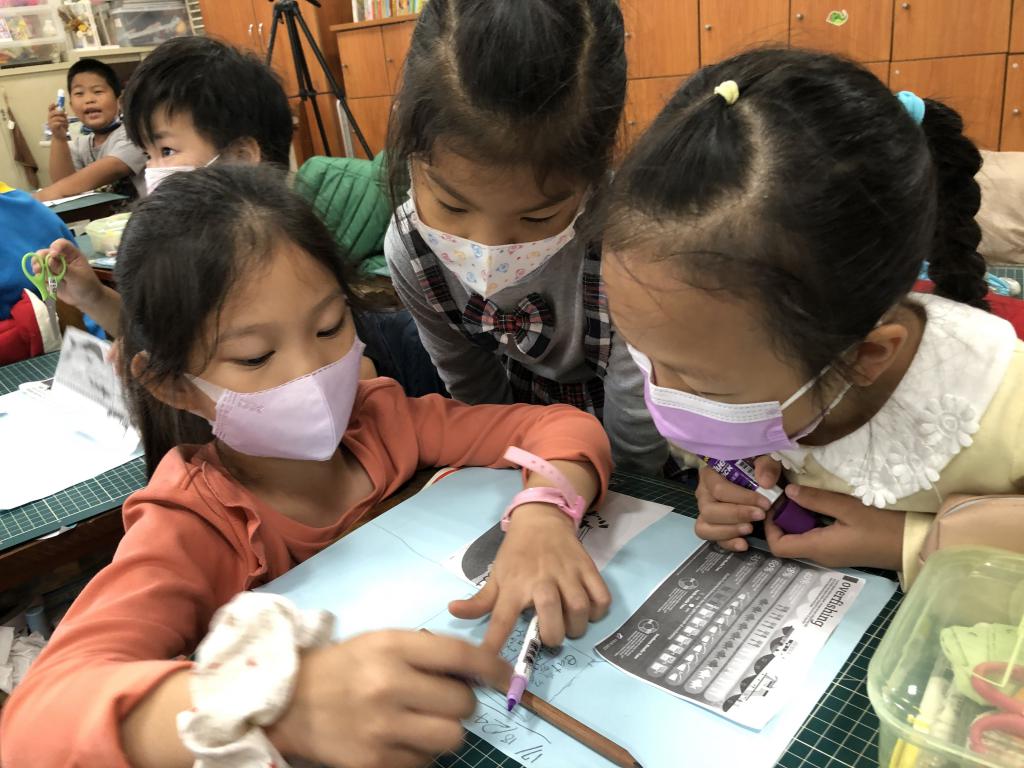 A group of children in a classroomDescription automatically generated with low confidence