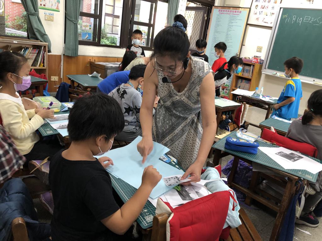 A group of people in a classroomDescription automatically generated with medium confidence